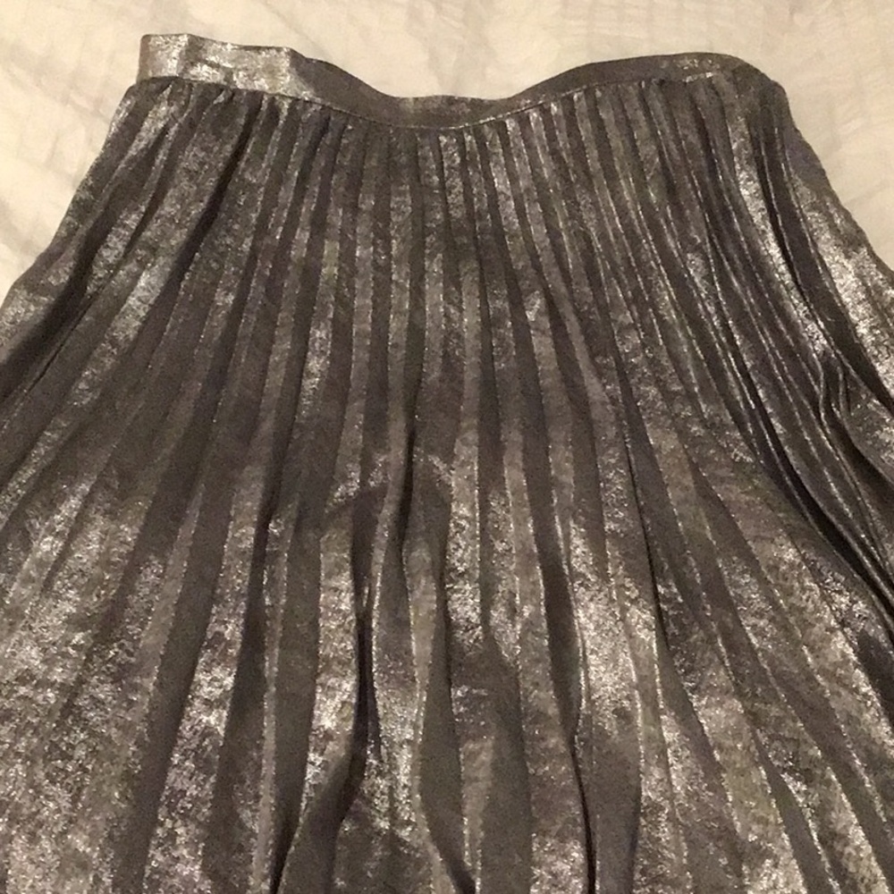 Gap Silver Pleated Skirt EUC